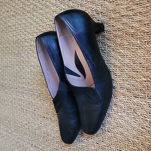 BEAUTIFEEL black leather kitten heels. Comfortable shoes! Size 39 or 8.5.